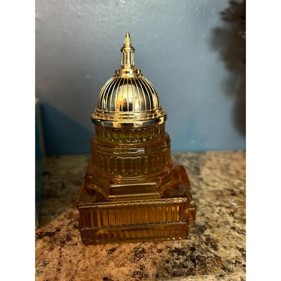 VNTG AVON The Capitol TRIBUTE After Shave Full Bottle With Original Box 5 oz - Picture 3 of 3